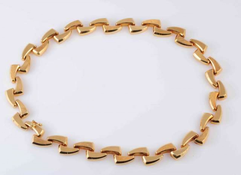 A CONTEMPORARY YELLOW GOLD COLOURED NECKLACE, the shaped links of either plain or slightly textured finish, with integral clasp and safety catch. Stamped '750'. Total weight approximately 73 gms. Total length approximately 43.5cm.