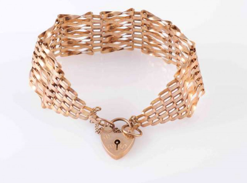 A GOLD GATE LINK BRACELET, circa 1900, with heart padlock clasp and safety chain. Stamped 375. Weight 14.2gms.