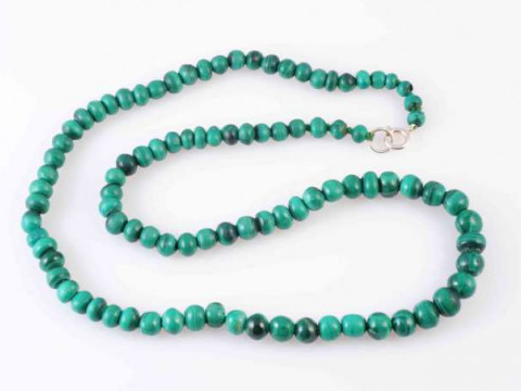 A MALACHITE BEAD NECKLACE, the ninety five slightly graduating malachite...