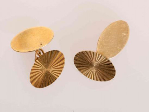 A PAIR OF 9 CARAT GOLD CUFFLINKS, with oval plaques joined by chains....