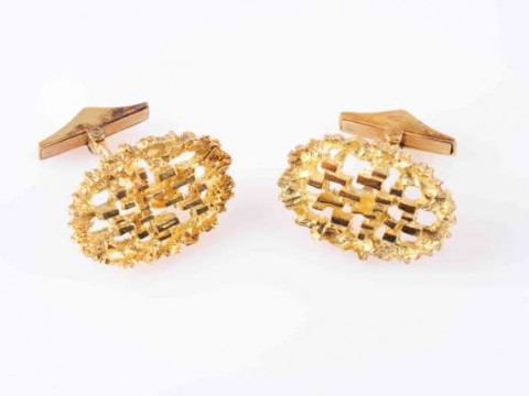 A PAIR OF ABSTRACT YELLOW GOLD COLOURED CUFF LINKS, of oval, pierced,...