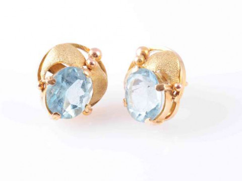 A PAIR OF AQUAMARINE EARRINGS, the oval cut aquamarine four claw set in...