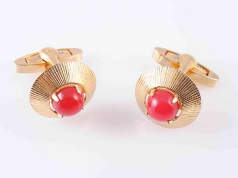 A PAIR OF CARNELIAN CUFFLINKS, each cufflink set with a circular cabochon-cut...