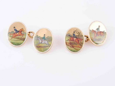 A PAIR OF ENAMEL AND GOLD CUFFLINKS, CIRCA 1900, the oval shaped plaques...