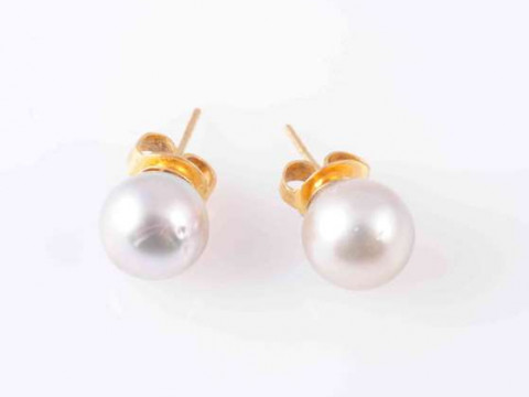 A PAIR OF GREY CULTURED PEARL EARRINGS, each stud on post and butterfly...