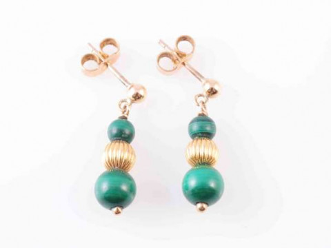A PAIR OF MALACHITE AND GOLD EARRINGS, the two graduating malachite beads...