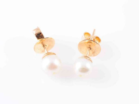 A PAIR OF WHITE CULTURED PEARL EARRINGS, each cultured pearl on yellow...