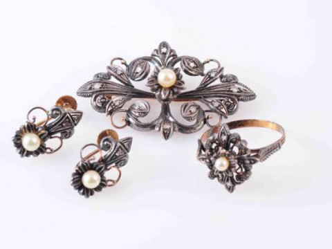 A PORTUGESE DIAMOND SET DEMI-PARURE, comprising, brooch, earrings and...