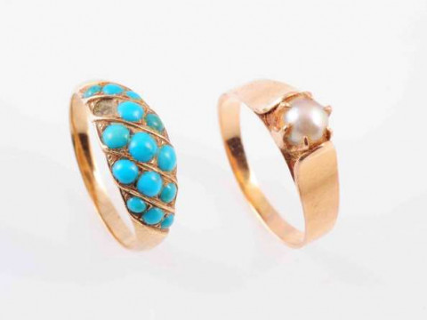 A TURQUOISE SET RING, CIRCA 1900, the fourteen graduating round cut turquoise...