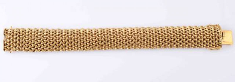 AN 18 CARAT GOLD BRACELET, the slightly domed bracelet of cross link design, with integral clasp and two safety catches. Hallmarked for 18 carat gold. Approximately 19.5cm long. Total weight 62 gms.