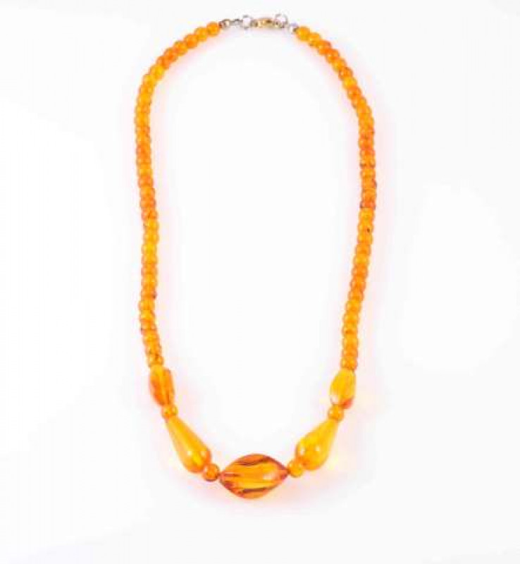 AN AMBER COLOURED BEAD NECKLACE, the seventy six beads of differing shapes and sizes strung simply onto a lobster clasp.  Total length 46cm. Weight 9.2gms.
