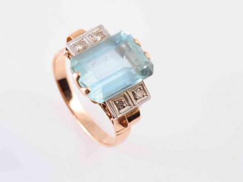 AN AQUAMARINE AND DIAMOND RING, the rectangular cut aquamarine four claw...