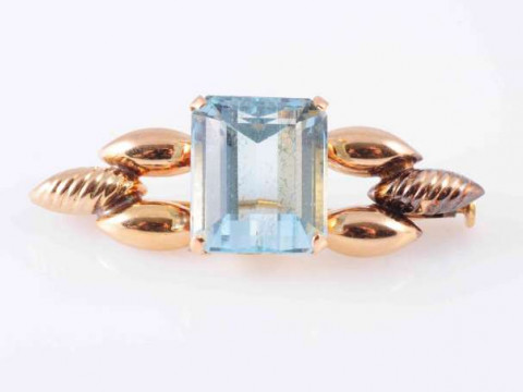 AN AQUAMARINE BROOCH, CIRCA 1950, the large square cut aquamarine four...