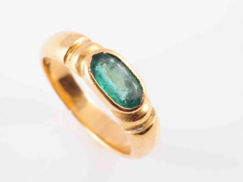 AN EMERALD RING, CIRCA 1840, the single oval mixed cut emerald collet...