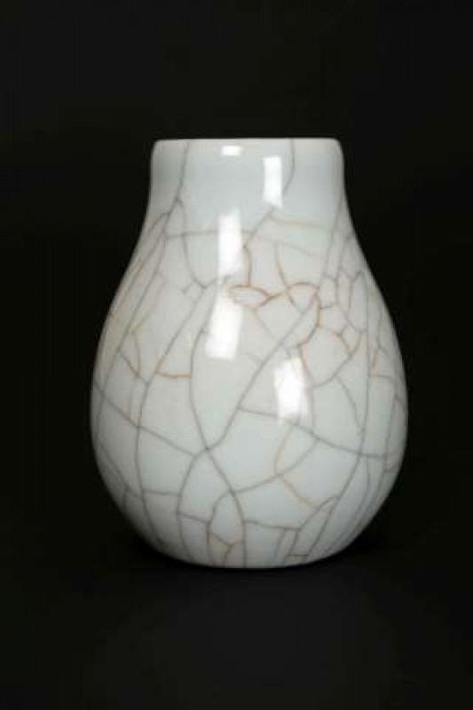 A CHINESE CRACKLE GLAZE CELADON VASE, of globular form, underglaze blue seal mark. 14.5cm