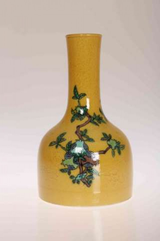 A CHINESE FAMILLE JAUNE MALLET SHAPED VASE, painted with fruiting vine. 16cm