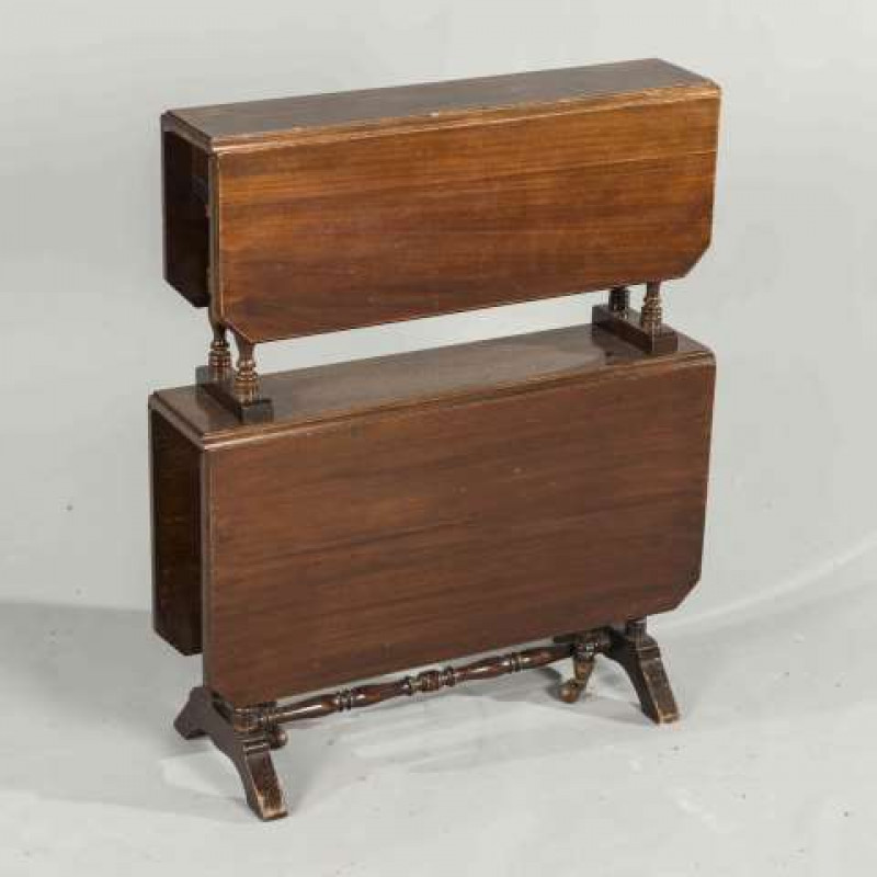 A LATE VICTORIAN WALNUT DOUBLE SUTHERLAND TABLE, each dropleaf top raised on turned balusters. 72cm high