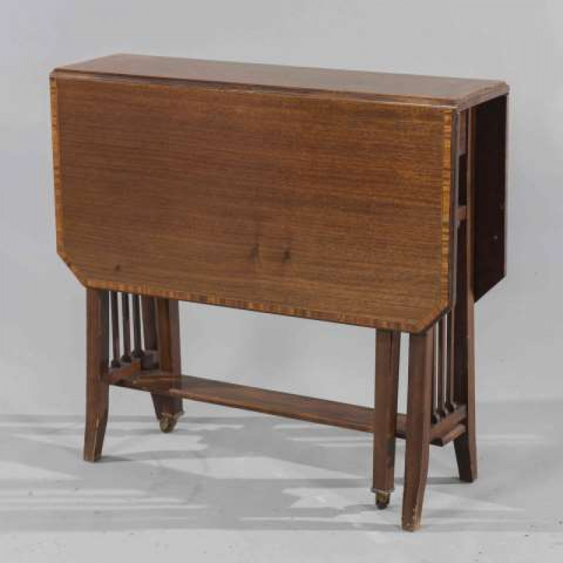 AN EDWARDIAN SATINWOOD CROSSBANDED SUTHERLAND TABLE, the dropleaf top with canted corners. 56cm high