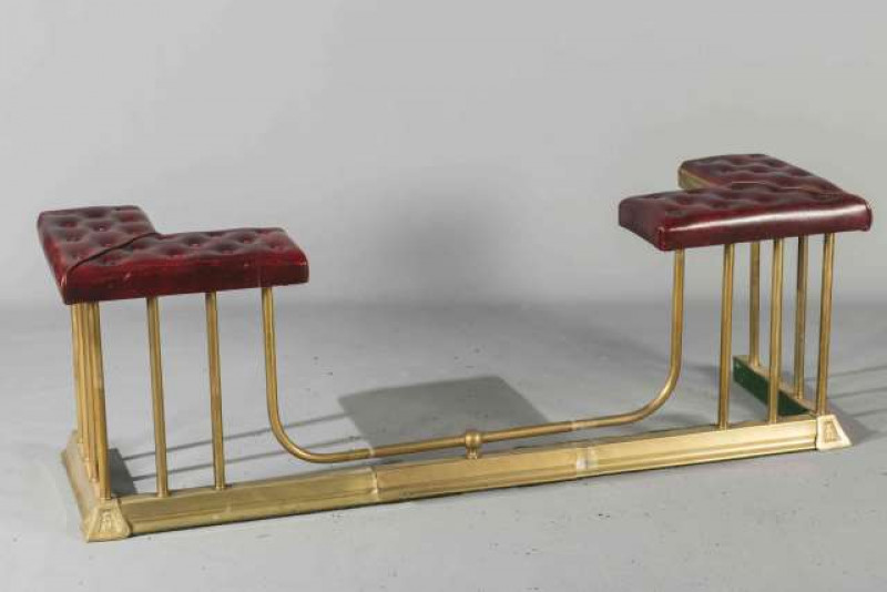 AN EARLY 20TH CENTURY BRASS AND LEATHER CLUB FENDER, with ox blood buttoned leather seats. Overall 150cm wide