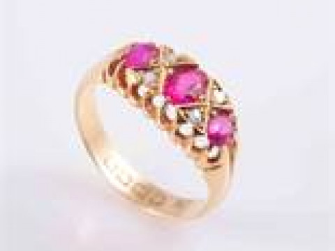 A RUBY AND DIAMOND RING, CIRCA 1880, the three oval mixed cut graduating...