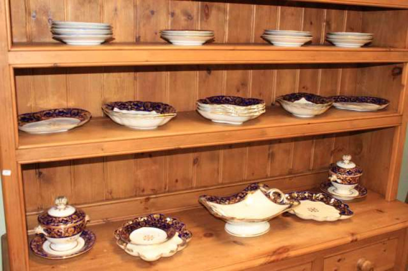 A Derby thirty-three piece dessert service, first quarter of the 19th Century