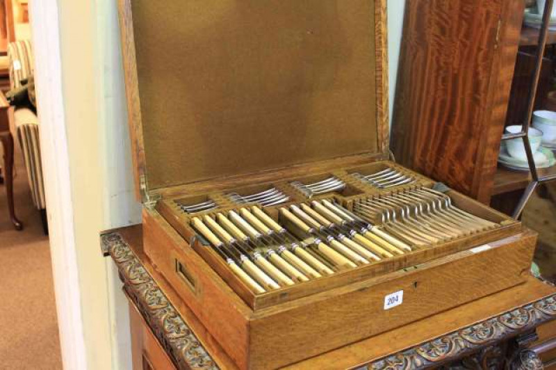 Mappin & Webb electro plated canteen of cutlery, twelve place setting in oak case