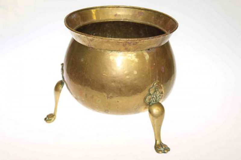 Victorian brass jardiniere raised on three shaped legs to paw feet