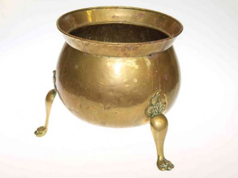 Victorian brass jardiniere raised on three shaped legs to paw feet