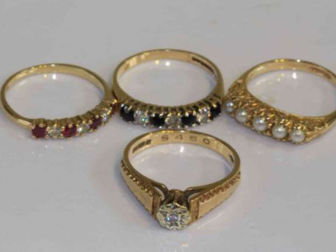 Four 9 carat gold rings, gross 8 grams