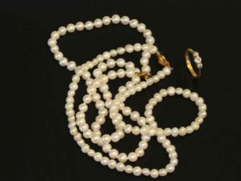 Three stone diamond ring and two cultured pearl necklaces (3)