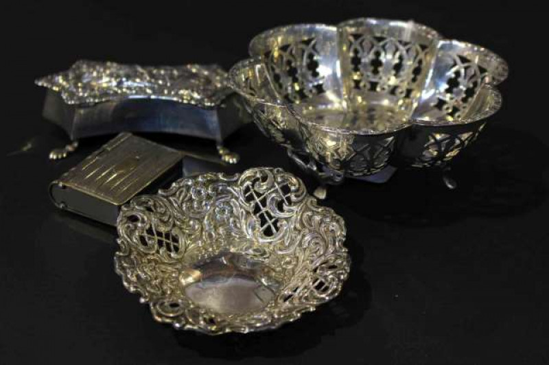 Two silver dishes, silver trinket box and a white metal book-form vesta (4)