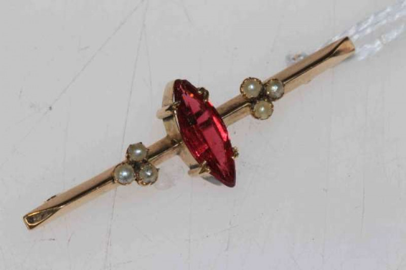 Victorian 9 carat gold bar brooch