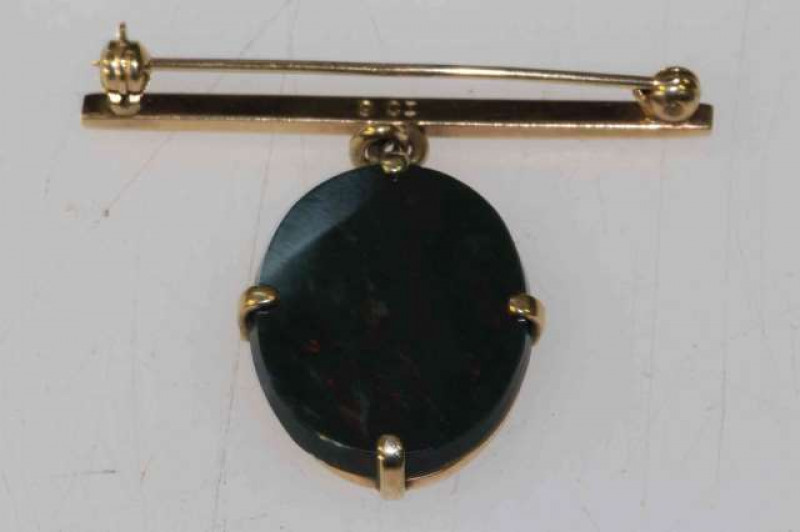 9 carat gold and green hardstone pendant bar brooch