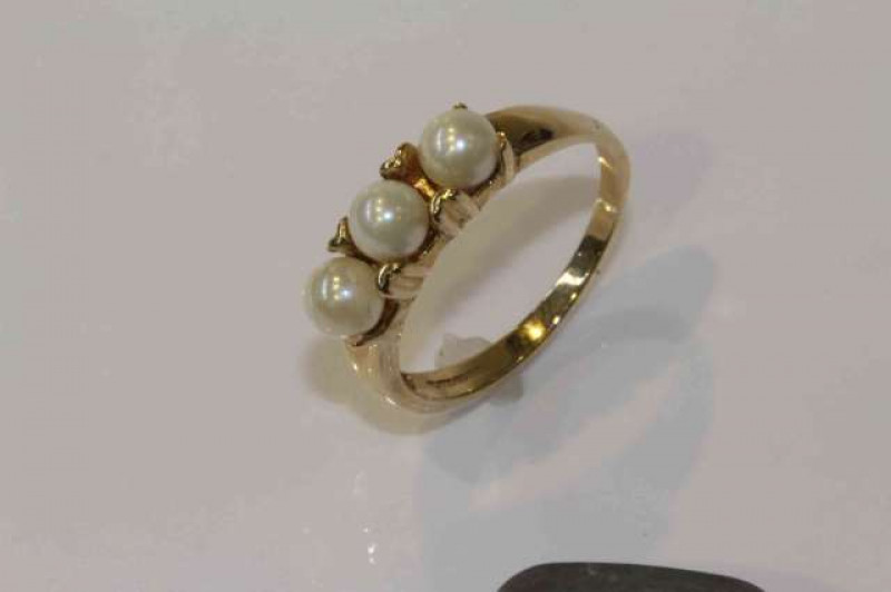 9 carat gold and cultured pearl ring