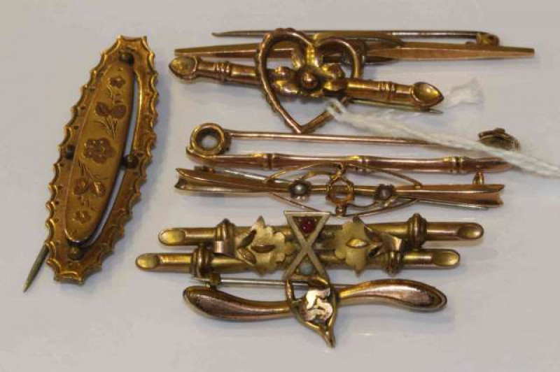 Four 9 carat gold brooches and three yellow metal brooches