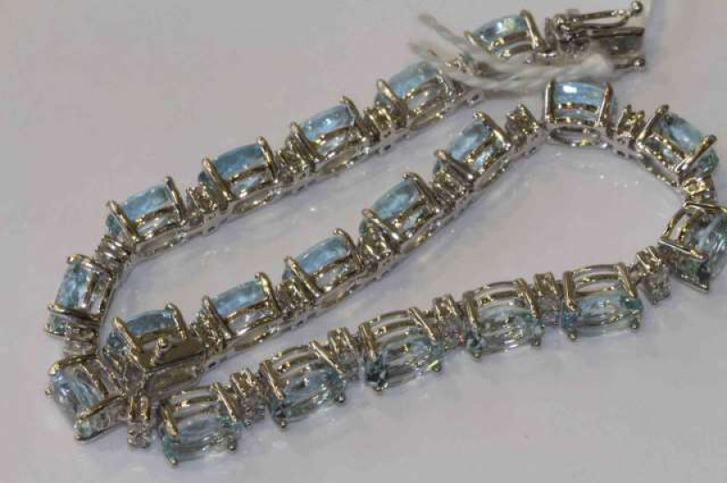 18 carat gold, aquamarine and diamond bracelet, total aquamarine weight approximately 11.94 carats, total diamond weight approximately 1.38 carats