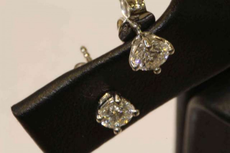 Pair of brilliant cut diamond stud earrings, 18 carat gold, total diamond weight 0.61 carats