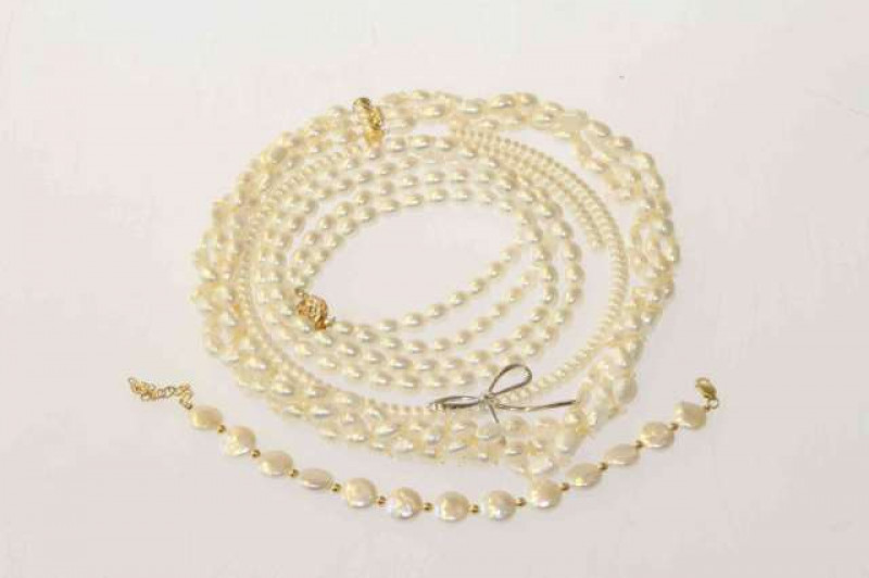 Collection of cultured pearl jewellery