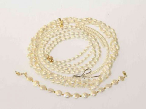 Collection of cultured pearl jewellery