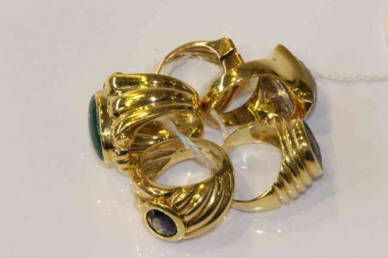 Three rings, stamped 750; and two further rings (5) Gross 52 grams