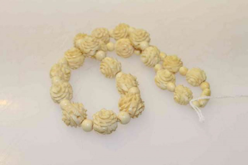 String of Chinese carved ivory beads, probably 19th Century