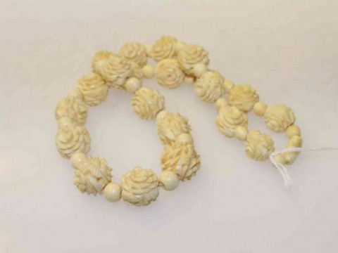 String of Chinese carved ivory beads, probably 19th Century