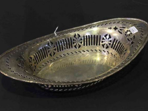 Silver pierced bread basket, Chester, possibly 1917, 11oz
