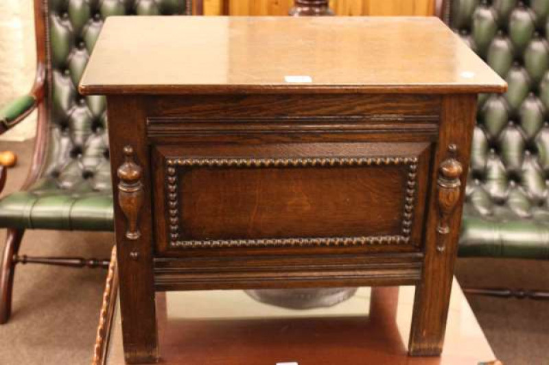 Small oak lidded chest