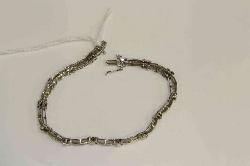 10 carat gold and diamond bracelet, 9 grams