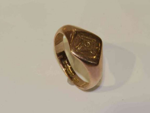 9 carat gold Masonic ring, size Y½