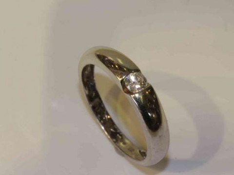 9 carat gold single stone diamond ring, size Q½
