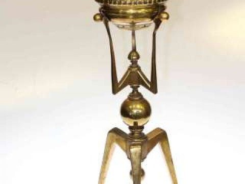 Arts & Crafts brass oil lamp raised on three legs