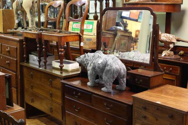 Edwardian mahogany dressing table, four drawer chest and pair shaped balloon back side chairs (4)