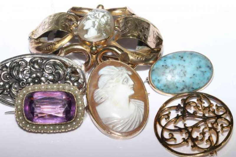 Cameo brooch, 19th Century see pearl brooch and other brooches (6)
